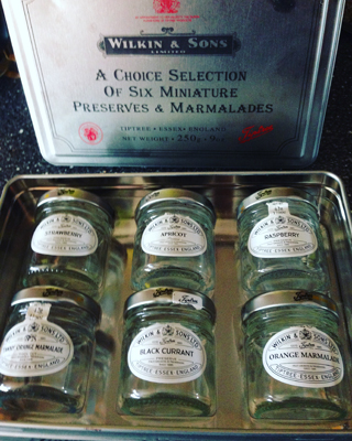 Plåtburk medsex tomma små marmeladburkar Plåtburk med tomma marmeladburkar