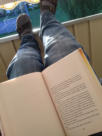 Fötterna upp och bok