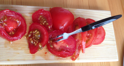 Små skivade tomater och liten gaffel