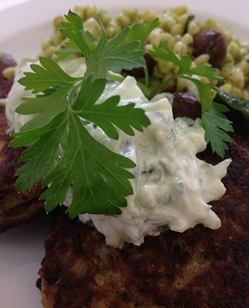 Broccoli- o parmensanfritters med tzatziki och persilja