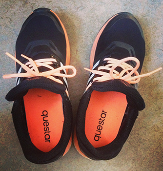 Skor med orange insida Skor med orange insida