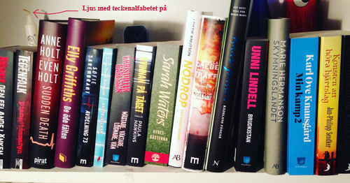 Hyllplan med 16 böcker som jag inte har läst Hylla med olästa böcker