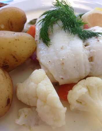 Skädda med potatis sås blomkål och dill