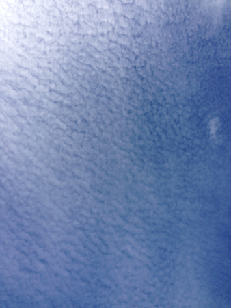 Ljusblå himmel med små lätta moln Ljusblåhimmel med lätta småmoln