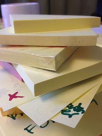 Postit-block som ser ut som ett Jengaspel, en sorts tornspel med klossar Postitblock som Jengaspel