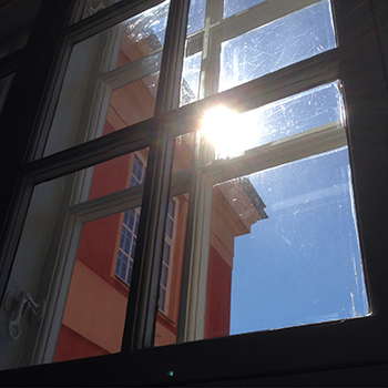 Fönster med sol utanför