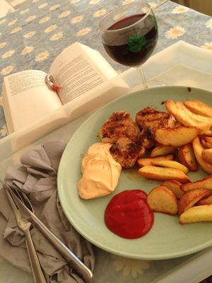 Kalkonmiddag med vin och bok på balkongen Kalkonmiddag med vin och bok på balkongen