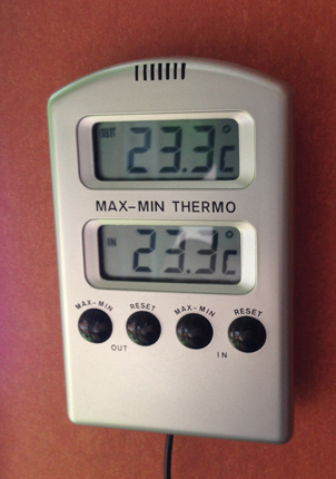 23 och 3 grader både ute och inne