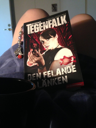 Kaffe och bok i sängen