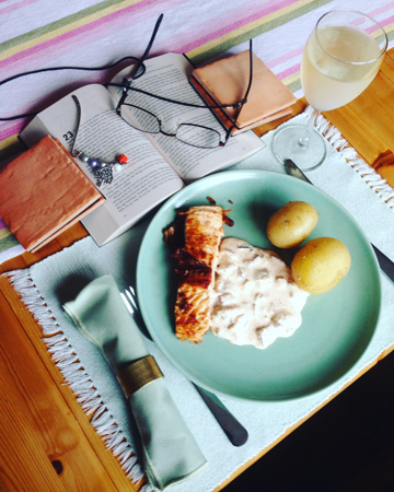 Lax potatis sås vittvin bok och glasögon