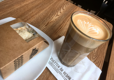 Tunnbrödrulle och latte Tunnbrödrulle och latte