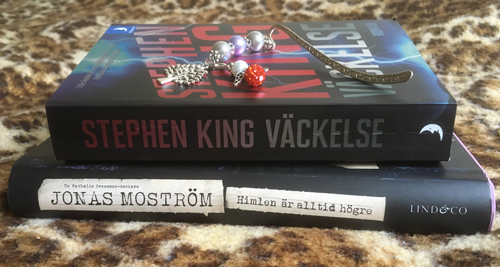 Böckerna Väckelse av Stephen King och Himlen är alltid högre av Jonas Moström Böckerna Väckelse och Himlen är alltid högre