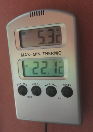 Termometer som visar 5,3 grader utomhustemp och 22,1 grader inomhustemp