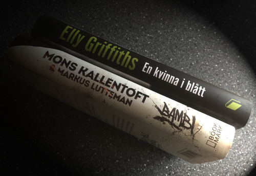 Böckerna En kvinna i blått av Elly Griffiths och Bambi av Mons Kallentoft