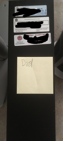 En post it-lapp med texten "Död" på en dator