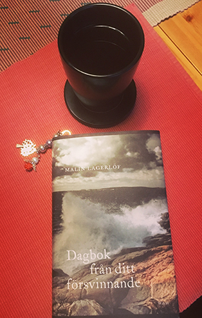 Kaffe och boken Dagbok från ditt försvinnande