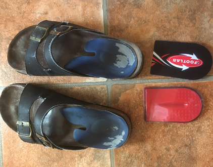 Tofflor med slitna inlägg och ett par nya