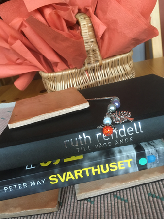 Böckerna Till vägs ände och Svarthuset