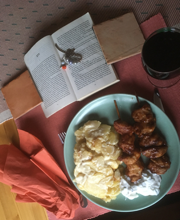 Kycklingspett, potatisgratäng, vin och en bok