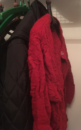 Mammas jacka och röda tröja