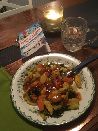 Kycklingwok med bok och tänt ljus