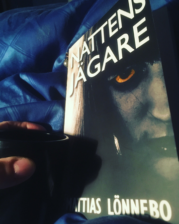Kaffe och boken Nattens jägare