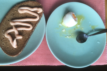 Bröd med kaviar och löskokt ägg