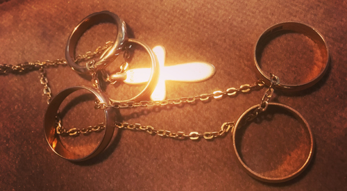 Kors och vigselringar från familjen