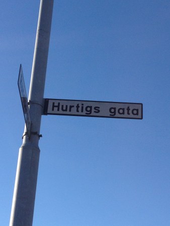 Gatuskylt med texten "Hurtigs gata"