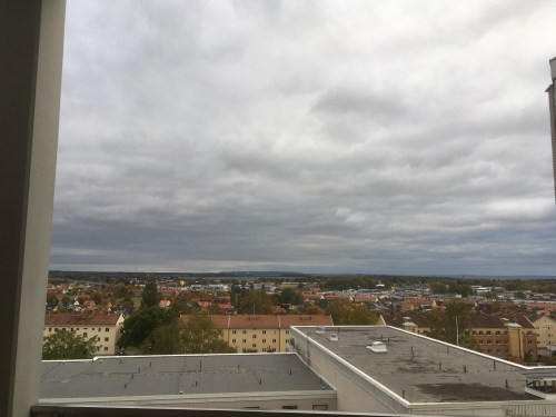 Mörka moln över hustaken