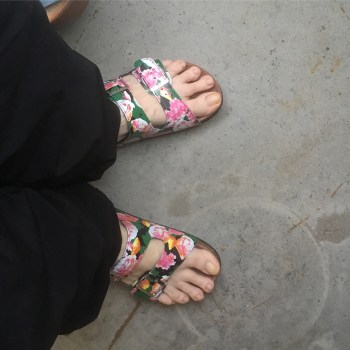 Toffelfötter i blommiga sandaler