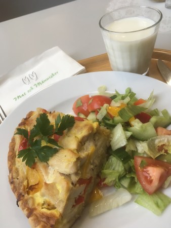 Kycklingpaj, grönsaker och mjölk