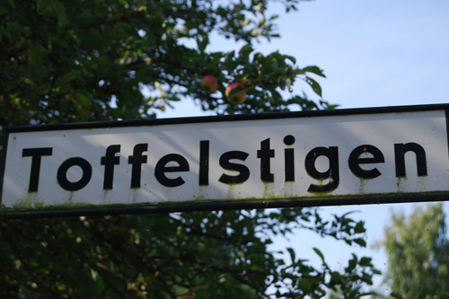 Gatuskylt med texten "Toffelstigen"