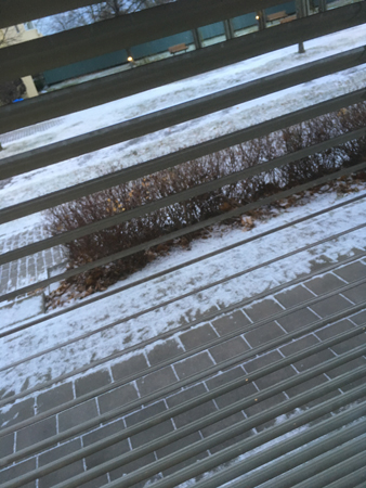 Smä utanför mammas käksfönster