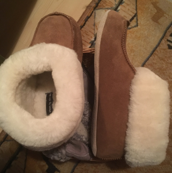 Beige fårskinnstofflor