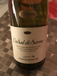 En flaska av det vita vinet Casal di Serra.