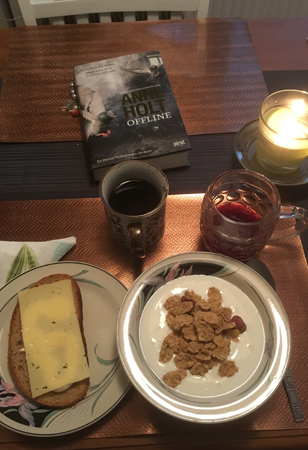 Frukost med ostsmörgås, fil och flingor, kaffe, Pro Viva och bok