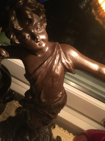 Lampfot i brons i form av en pojke