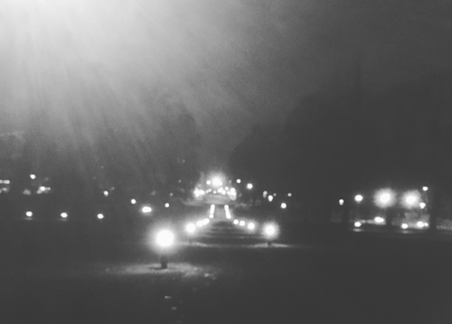 Ljus i stadsparken i Motala svartvit bild