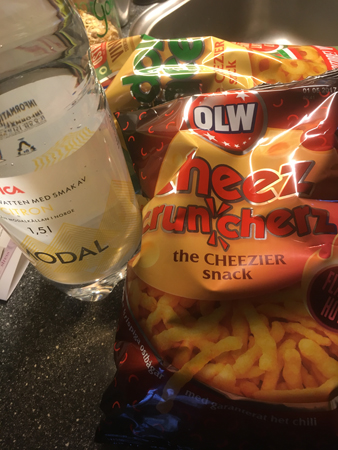 Ostbågar och bubbelvatten