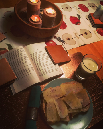 Smörgås, mjölk och bok