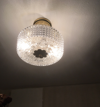 Glaslampa i halltaket