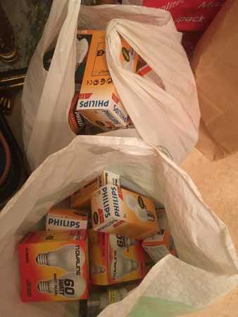 Två kassar med glödlampor