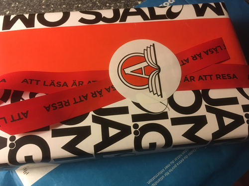 Paket från Akademibokhandeln.