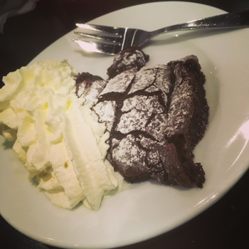 Kladdkaka med grädde Kladdkaka med grädde