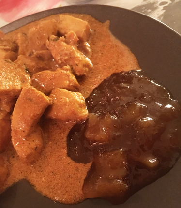 Chicken tikka masala med hot chutney.