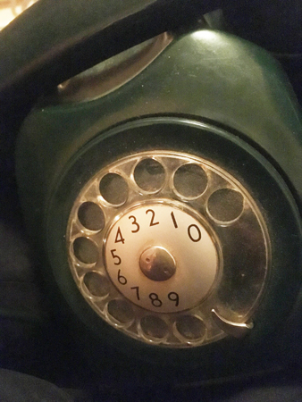 Grön telefon med nummerskiva