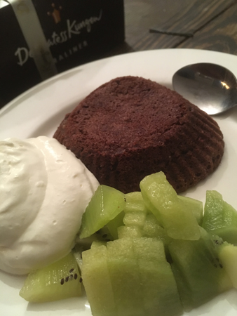 Dessert med choklad, grädde och kiwi Dessert med choklad, grädde och kiwi