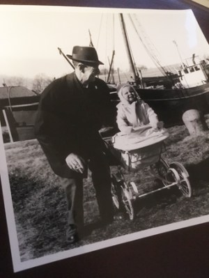 Morfar och jag i Motala hamn