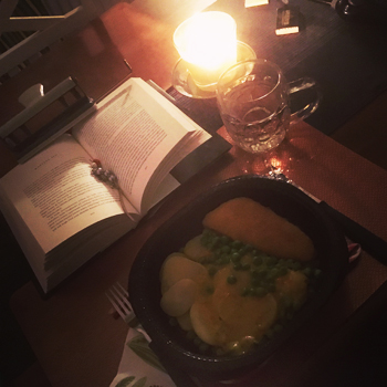 Fiskmiddag från Fionuds med bok och tänt ljus